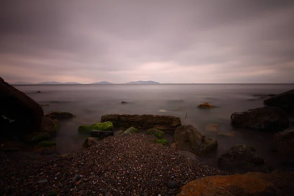 海と黒海の海岸の岩の長時間露光 — ストック写真
