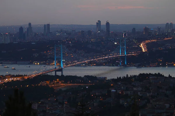 Gece İstanbul Boğaz Köprüsü'nün görünümü