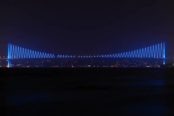 Istanbul Bosphorus Bridge Met Blauw Licht Nachts — Stockfoto