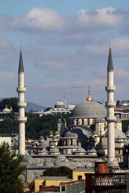 Eski şehir - Sultanahmet Cami Istanbul'da güneş ortamda silüeti. Istanbul eski kasabada birçok cami minareleri silüeti vermek vardır