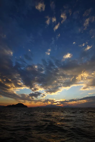 Turgutreisの海辺の町と壮大な夕日 — ストック写真