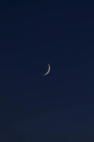 Νέα Σελήνη Στη Διάρκεια Της Ημέρας Στον Ουρανό Ημέρα Μπλε — Φωτογραφία Αρχείου