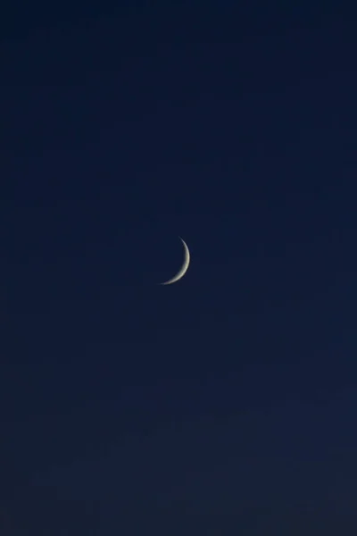 New Moon gün boyu gün mavi gökyüzü