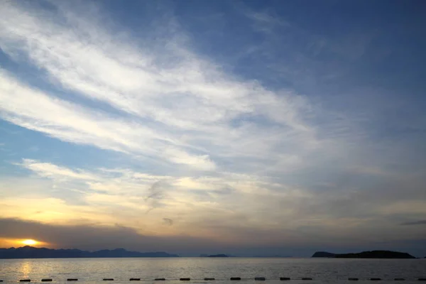 Turgutreisの海辺の町と壮大な夕日 — ストック写真