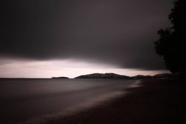 Okyanus üzerinde şiddetli, fırtına bulutları, bir fırtınanın gelişinin habercisi. Çok güzel aydınlatılmış kara bulutlar ve okyanus sularındaki yansımalar.