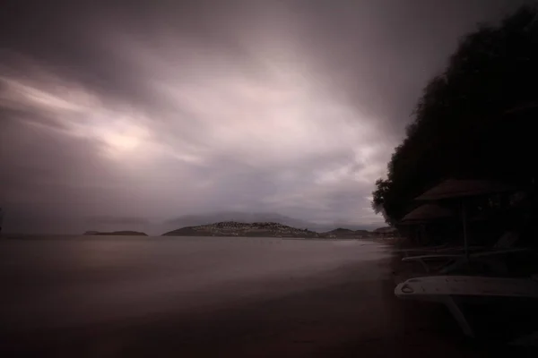 海の上の大雨 嵐の雲は 嵐の到来を告げる 海の水の中に美しく照らされた暗い雲と反射 — ストック写真