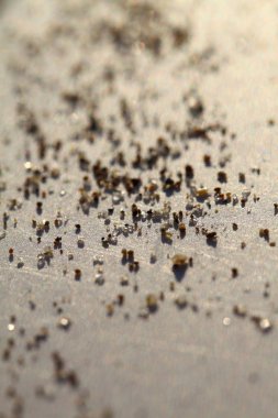 Sahildeki kum yüzeyi. Küçük kum duvar dokusu ya da kum duvar arkaplanı