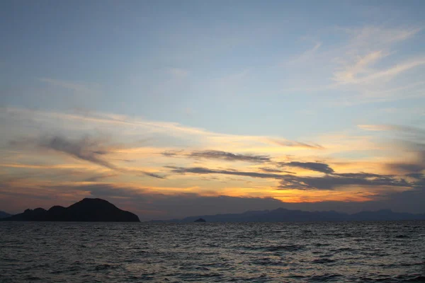 Turgutreisの海辺の町と壮大な夕日 — ストック写真