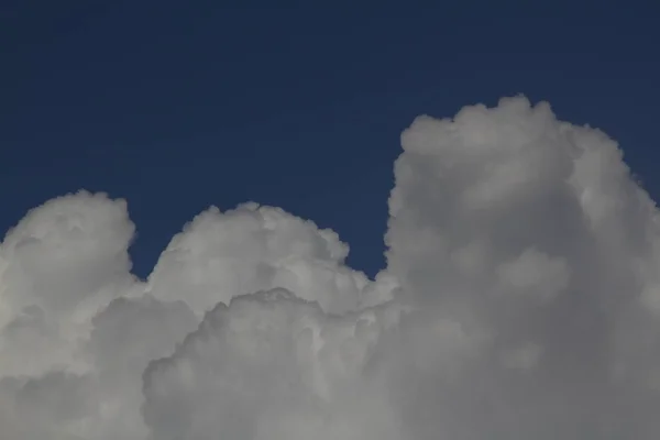 Hatalmas Kék Felhők Égen Kék Háttér Kis Felhők — Stock Fotó