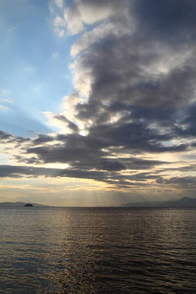 ボドルムの海辺の町と壮大な夕日 トルコのムグラ — ストック写真