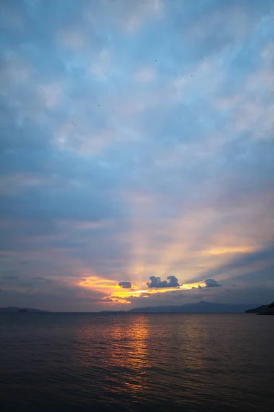 ボドルムの海辺の町と壮大な夕日 トルコのムグラ — ストック写真