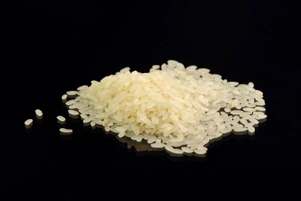 Uzun Taneli Beyaz Pirinç Bir Avuç Siyah Ayna Arka Plan — Stok fotoğraf