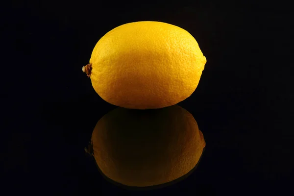 Koyu arka plan üzerinde yansıması ile ışıklı limon fotoğrafı