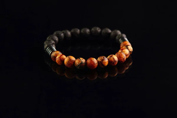 Shamballa Armband Gemaakt Van Hout Een Gespiegelde Zwarte Achtergrond — Stockfoto