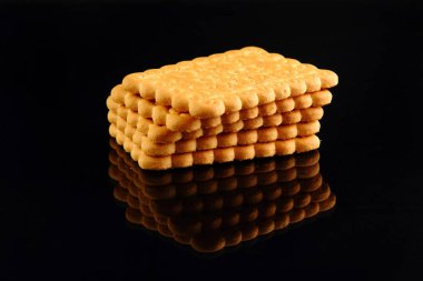 Siyah bir zemin üzerine taze bisküvi gofret