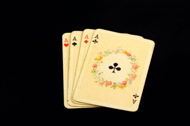 Kart poker gazino, iskambil ile birlikte izole siyah arka plan üzerine, as