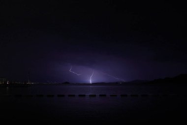 kırsal bir çiftlik alanı üzerinde yıldırım grev görünümü, yıldırım toprak grev, güçlü gök gürültüsü, yıldırım, Midwest gökyüzünde karanlık bulutlar.