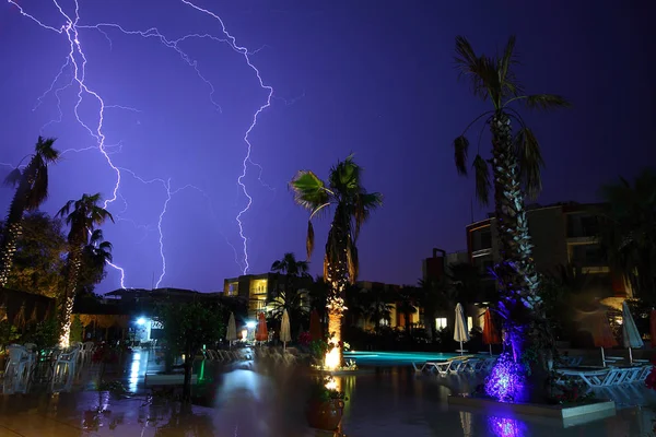 kırsal bir çiftlik alanı üzerinde yıldırım grev görünümü, yıldırım toprak grev, güçlü gök gürültüsü, yıldırım, Midwest gökyüzünde karanlık bulutlar.