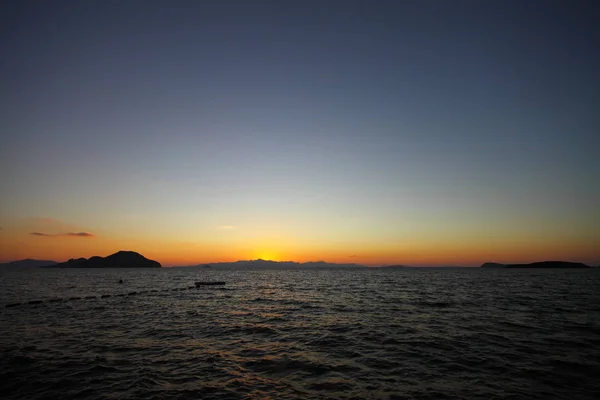 ボドルムの海辺の町と壮大な夕日 トルコのムグラ — ストック写真