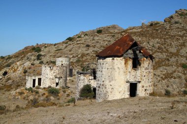 Bodrum şehrinde tepede yıkılan yel değirmenleri