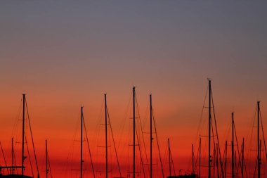 Günün sonunda yerleşik yat marinasıyla