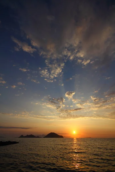 ボドルムの海辺の町と壮大な夕日 トルコのムグラ — ストック写真