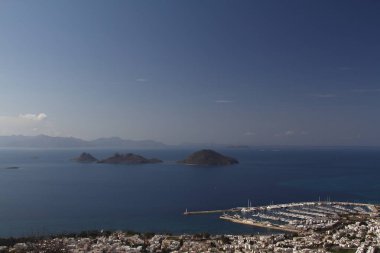 Bodrum sahil kasabası ve muhteşem gün batımı. kuş bakışı