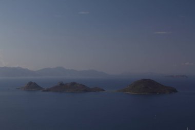 Bodrum sahil kasabası ve muhteşem gün batımı. kuş bakışı