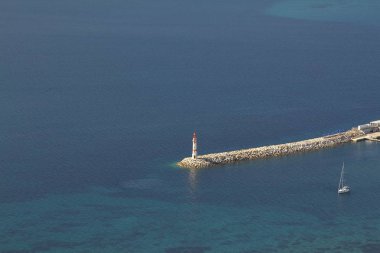 Bodrum sahil kasabası ve muhteşem gün batımı. kuş bakışı