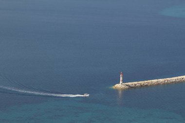 Bodrum sahil kasabası ve muhteşem gün batımı. kuş bakışı