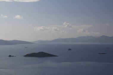 Bodrum sahil kasabası ve muhteşem gün batımı. kuş bakışı