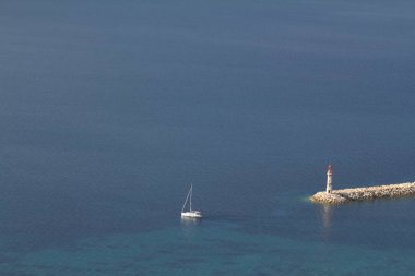 Bodrum sahil kasabası ve muhteşem gün batımı. kuş bakışı