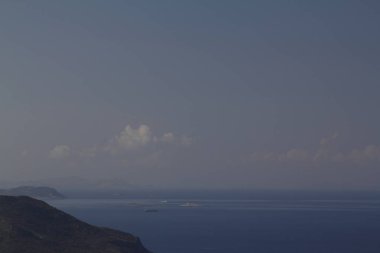 Bodrum sahil kasabası ve muhteşem gün batımı. kuş bakışı