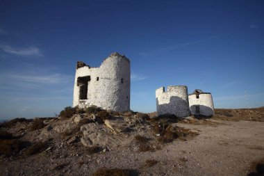 Terk edilmiş bir yel değirmeninin tabanından geniş açılı bir atış
