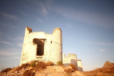 Terk edilmiş bir yel değirmeninin tabanından geniş açılı bir atış