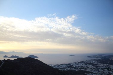 Bodrum sahil kasabası ve muhteşem gün batımı. kuş bakışı