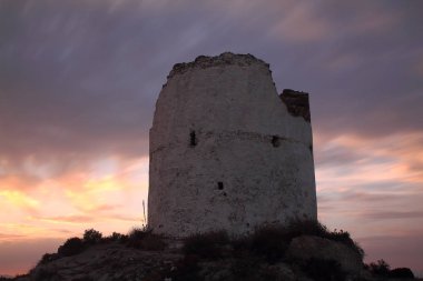 Terk edilmiş bir yel değirmeninin tabanından geniş açılı bir atış