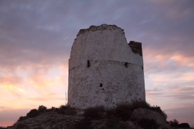 Terk edilmiş bir yel değirmeninin tabanından geniş açılı bir atış