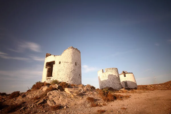 Terk edilmiş bir yel değirmeninin tabanından geniş açılı bir atış