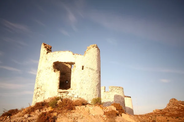Terk edilmiş bir yel değirmeninin tabanından geniş açılı bir atış