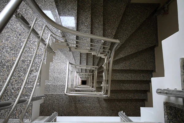 Bir binadaki spiral merdivenlere bakıyorum. İç tasarım