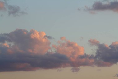 Büyük mavi gökyüzü ve bulutlar gökyüzü. Mavi gökyüzü arka plan küçük bulutlar ile.