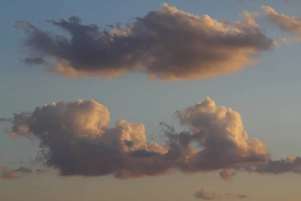 Büyük mavi gökyüzü ve bulutlar gökyüzü. Mavi gökyüzü arka plan küçük bulutlar ile.