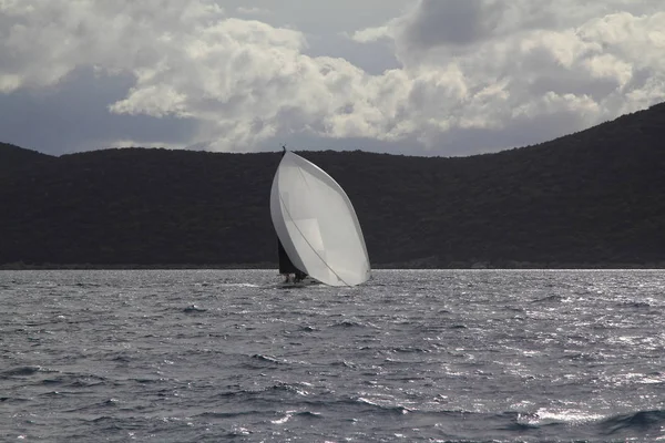 Вітрильні Яхти Білими Вітрилами Гонці Регата Відкритому Морі — стокове фото
