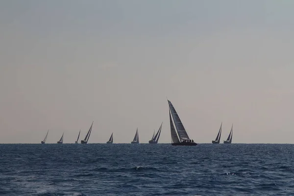 Jachty Żaglowe Białymi Żaglami Wyścigu Regaty Otwartym Morzu — Zdjęcie stockowe