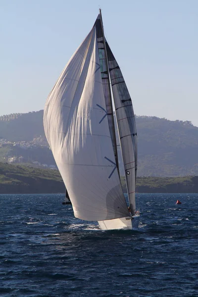 Navegando Iates Navio Com Velas Brancas Corrida Regata Mar Aberto — Fotografia de Stock