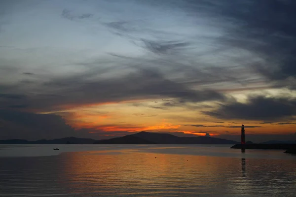 日没時の風景 海岸の灯台 Turgutreisの海辺の町と壮大な夕日 — ストック写真