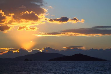 Gün batımında deniz manzarası. Sahildeki deniz feneri. Deniz kenti Turgutreis ve muhteşem gün batımları