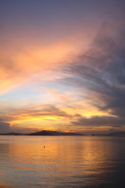 Gün batımında deniz manzarası. Sahildeki deniz feneri. Deniz kenti Turgutreis ve muhteşem gün batımları
