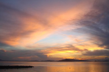 Gün batımında deniz manzarası. Sahildeki deniz feneri. Deniz kenti Turgutreis ve muhteşem gün batımları